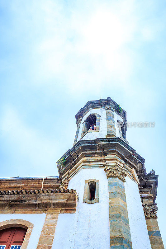 Sao Joao del Rei，米纳斯吉拉斯州，巴西:Nossa Senhora do Carmo教堂立面的街景